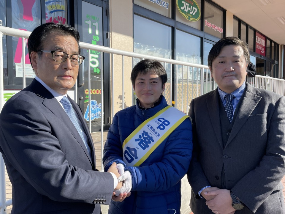 落合候補と握手する岡田幹事長。右は梶岡県連副代表 46A10A46-389E-4E91-8023-A40B2EEF32CA.jpg